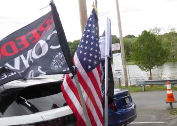 Small freedom convoy makes its way through the streets of Saugerties 