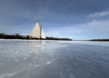 Ice boating in Athens (photos)
